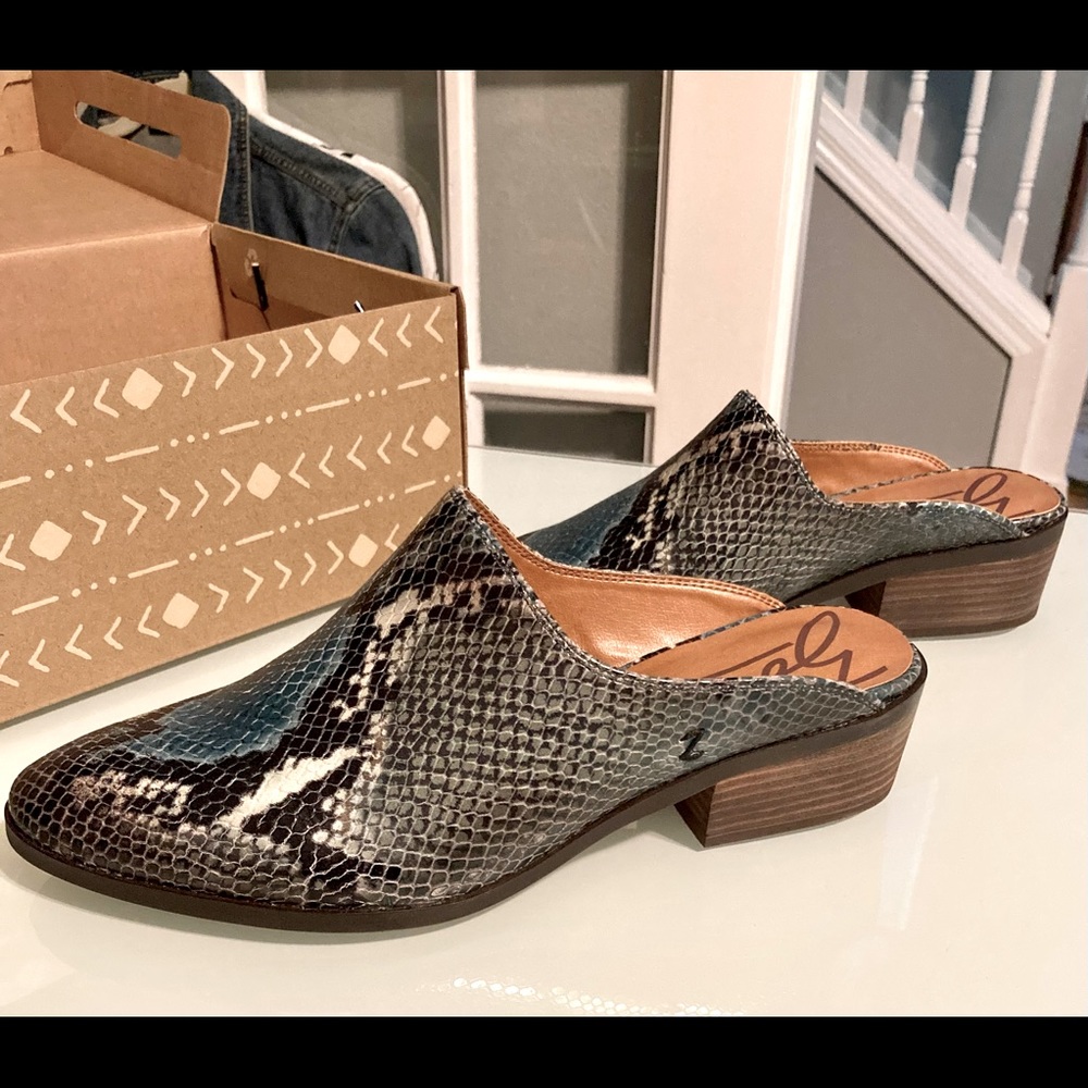 NWB Zodiac Turquoise Teal Leather Snakeskin Stacked Heel Mules. Size 8.5 M